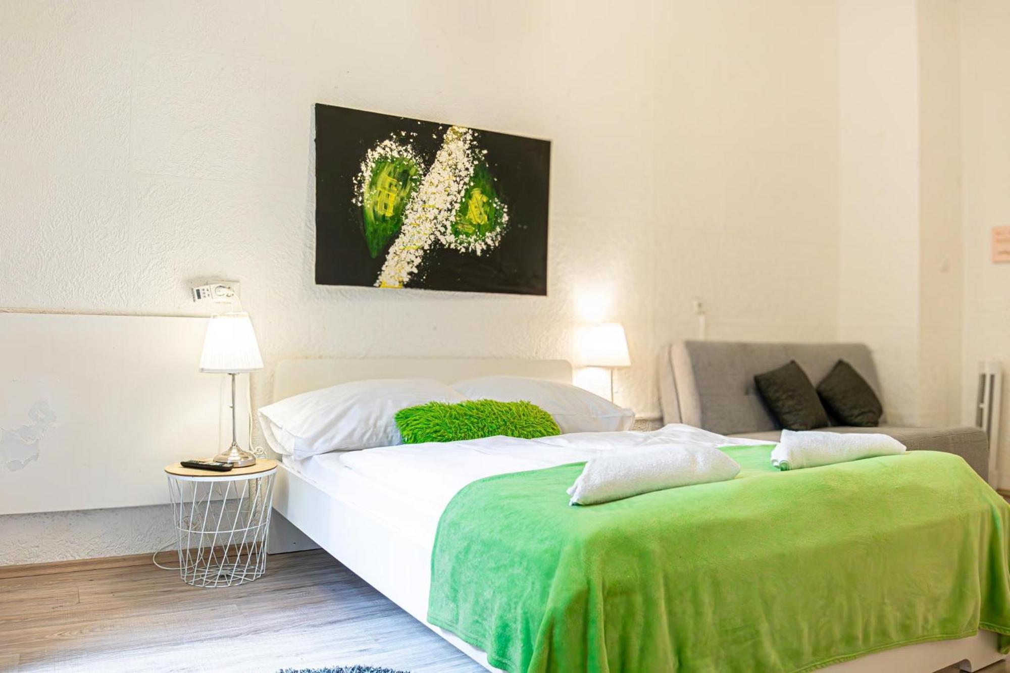 Simple Apt W Full Kitchen Wiener Stadthalle Экстерьер фото