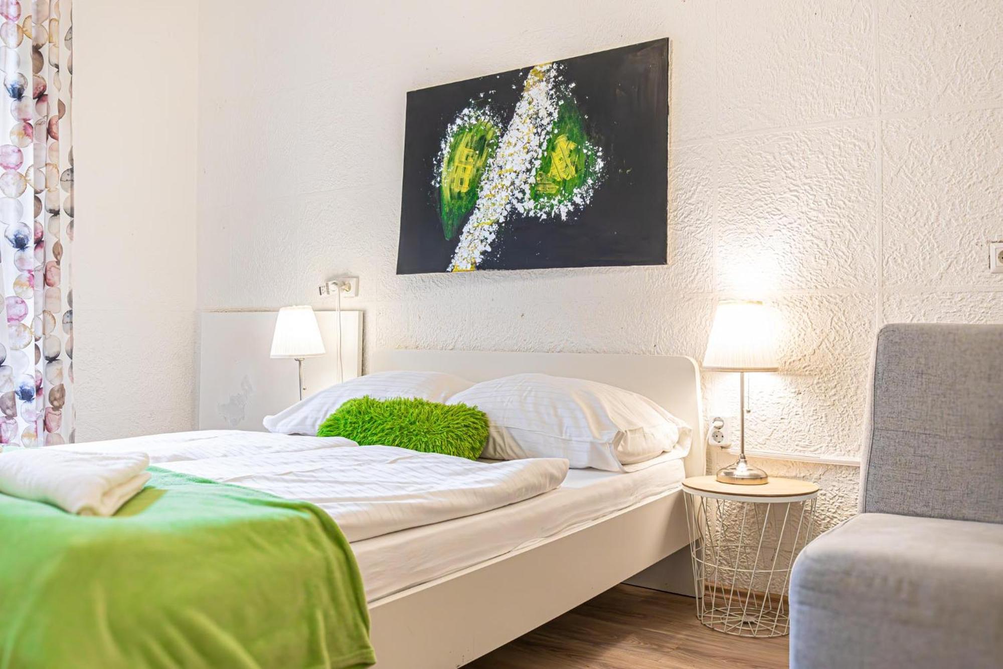 Simple Apt W Full Kitchen Wiener Stadthalle Экстерьер фото