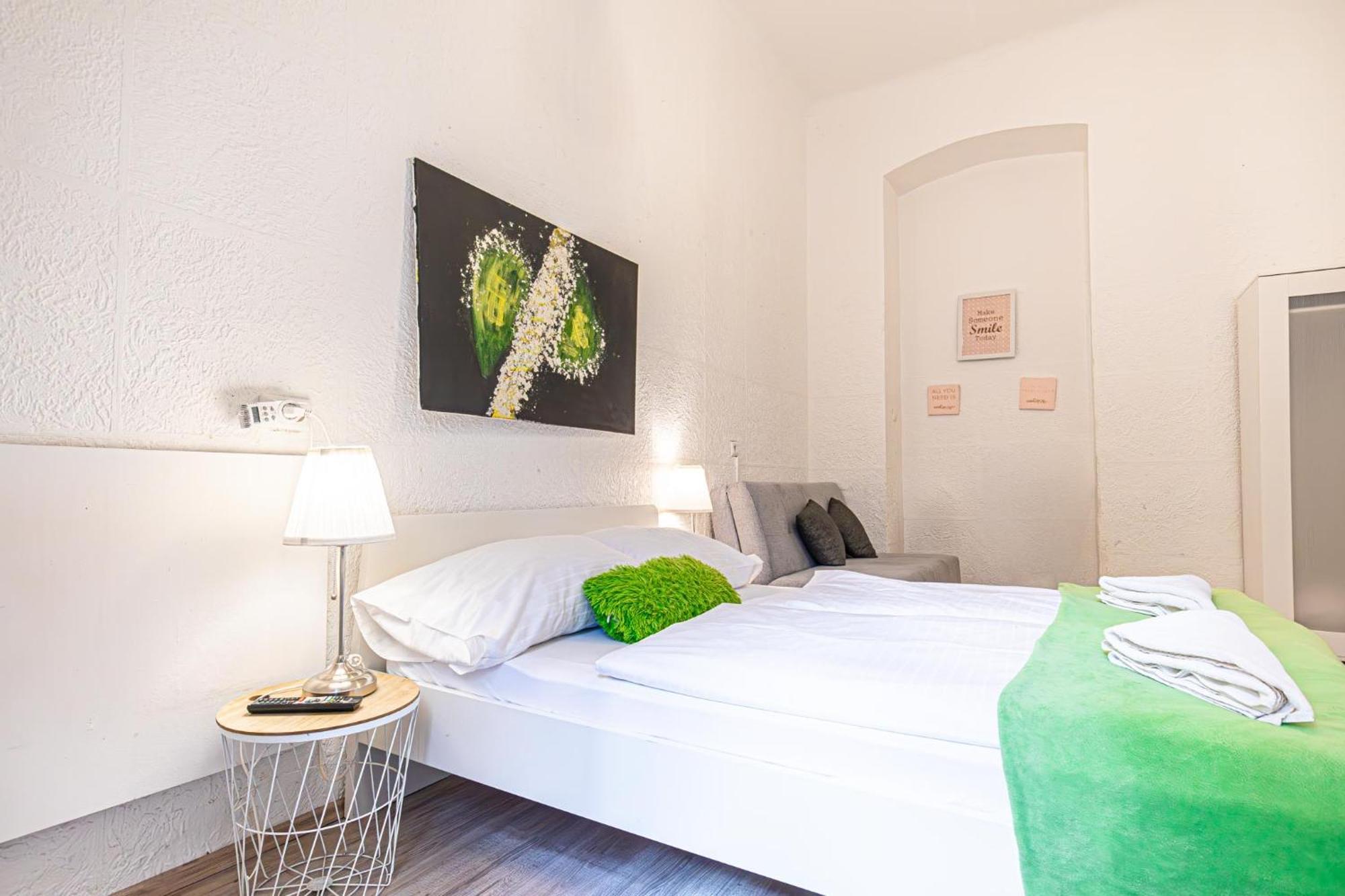 Simple Apt W Full Kitchen Wiener Stadthalle Экстерьер фото