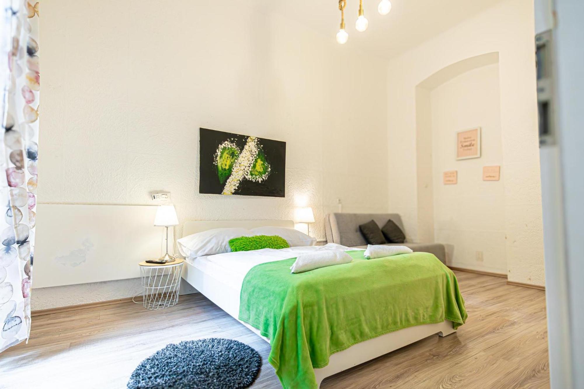 Simple Apt W Full Kitchen Wiener Stadthalle Экстерьер фото